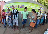 imagem mostra pessoas na fila aguardando atendimento