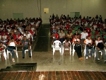 Imagem mostra auditório com pessoas sentadas