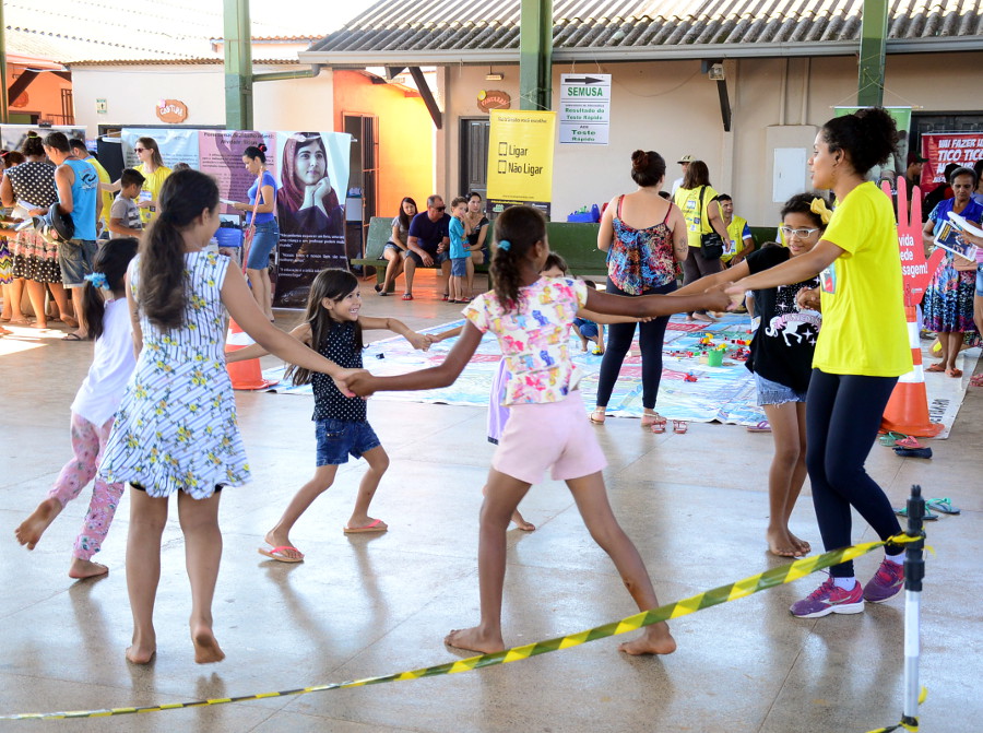 Crianças brincando de roda