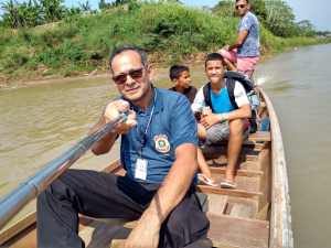 imagem mostra pessoas navegando em canoa, no rio. 