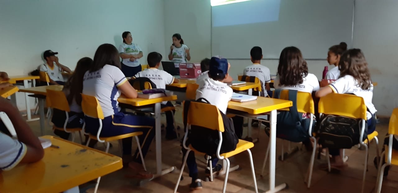 Em sala temática e com apoio dos estudantes, EE Antonia da