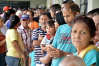 imagem mostra público esperando atendimento