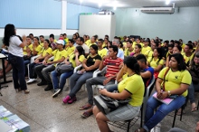 Imagem mostra auditório com palestrante e público