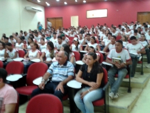 Imagem mostra auditório com pessoas sentadas