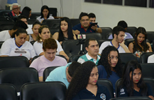 Imagem mostra pessoas em auditório