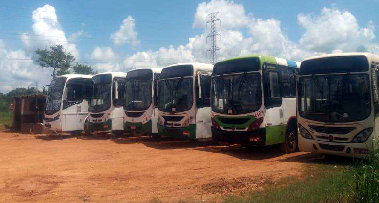 Frota de ônibus que atende o município de Candeias do Jamari/RO ficou parada