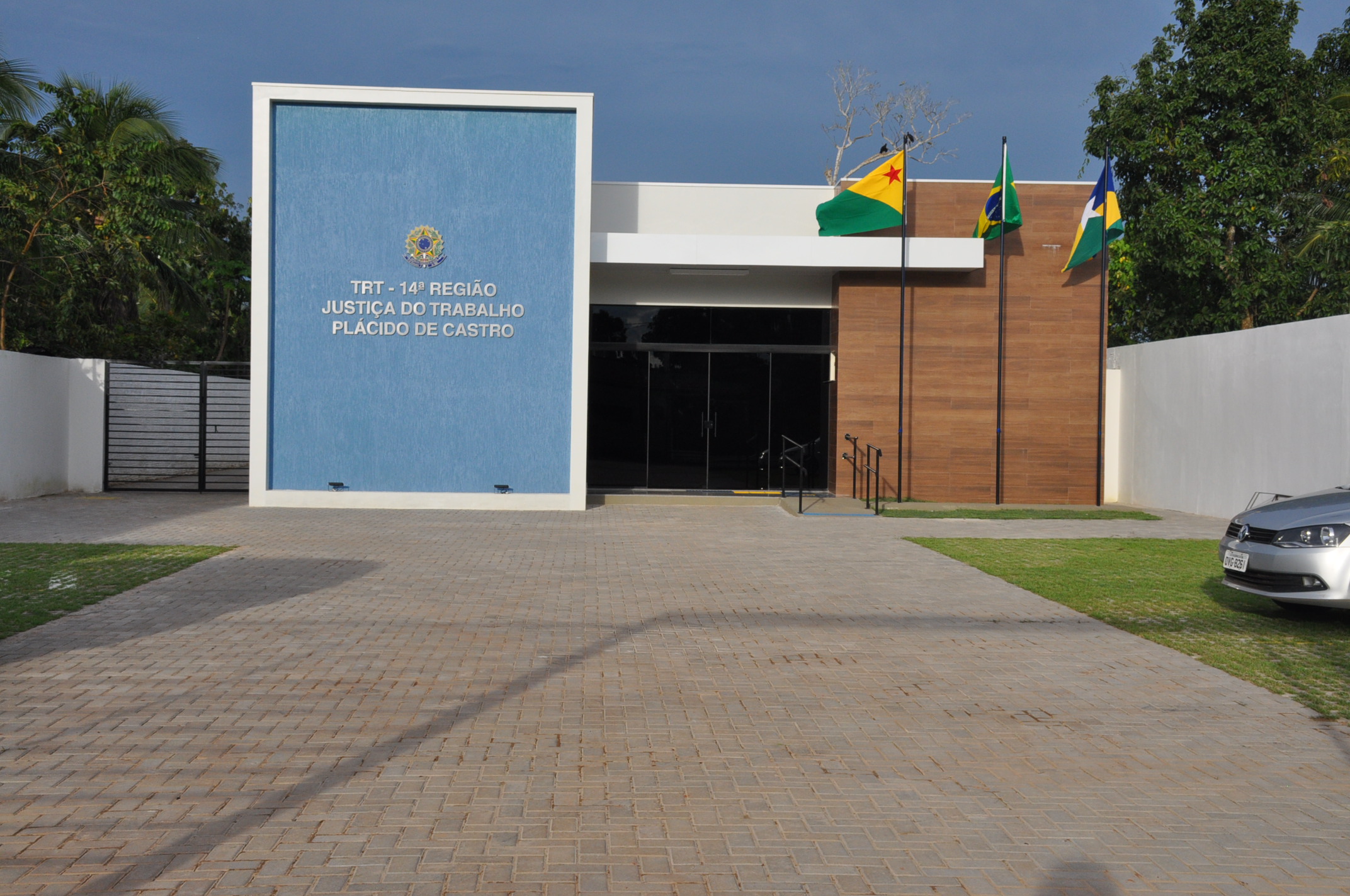 Imagem da fachada da nova sede da Vara do Trabalho de Plácido de Castro, com letreiros de identificação