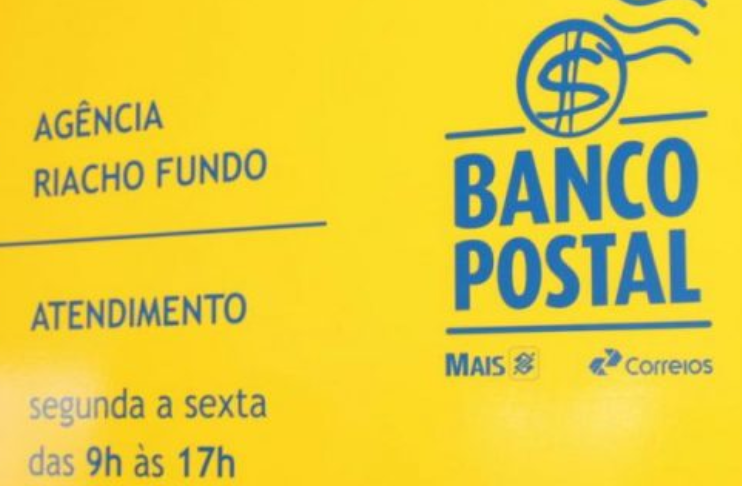 placa amarela com informações horários de funcionamento e a marca do Banco Postal em azul