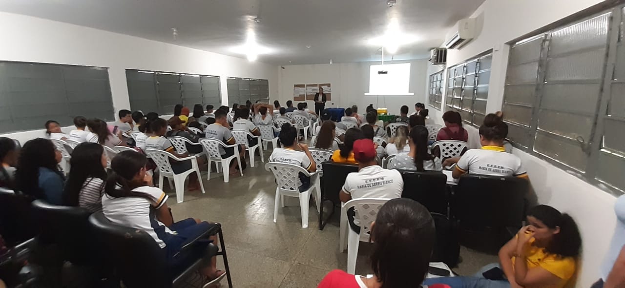 alunos lotal a sala de aula assistindo a palestra