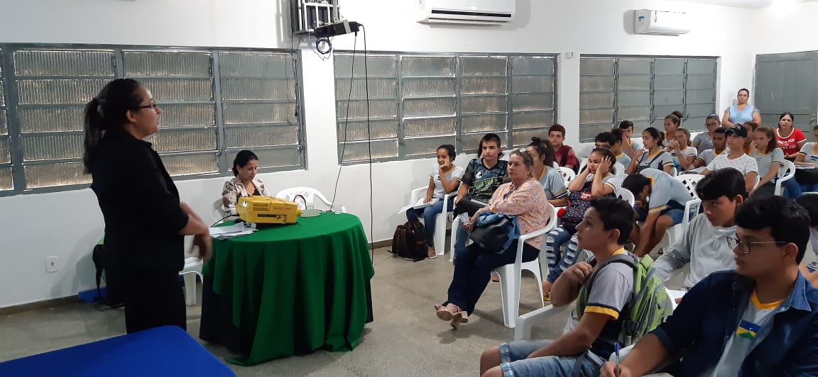 professora explica sobre a Justiça do Trabalho, com os alunos à frente