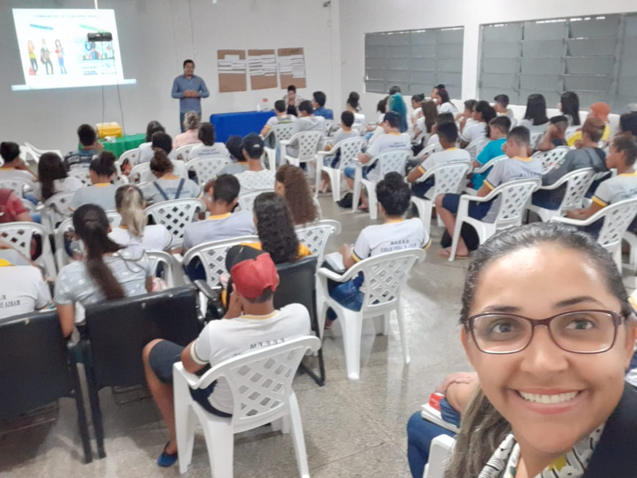 Panoràmica dos alunos atentos às aulas