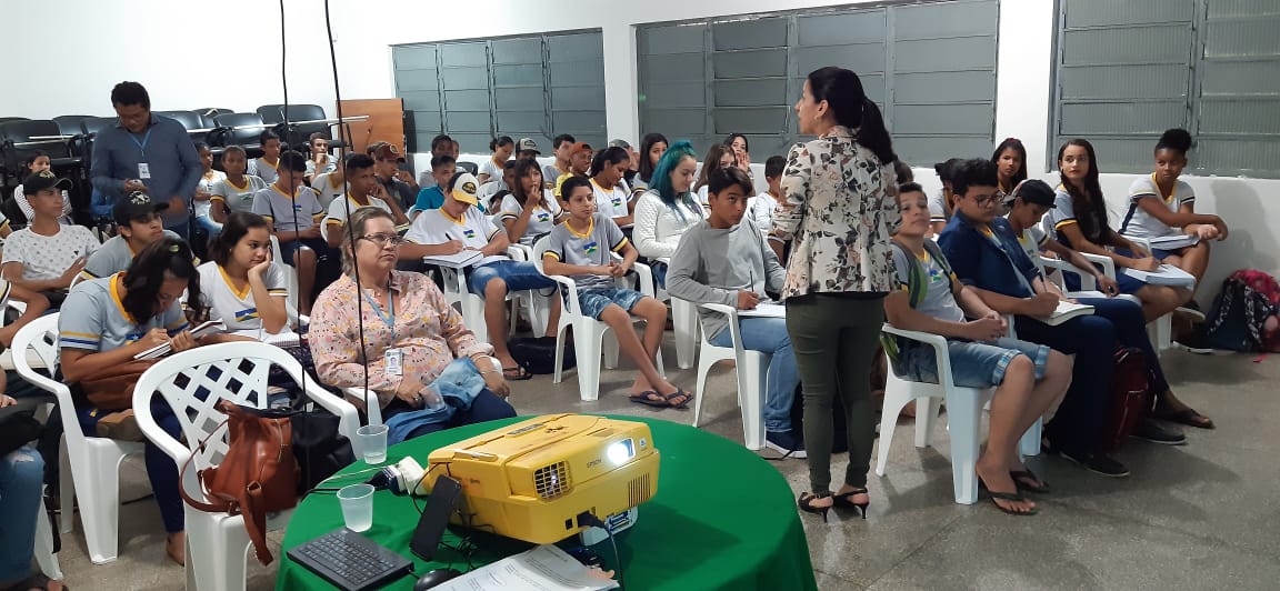 Servidora interage com os alunos 