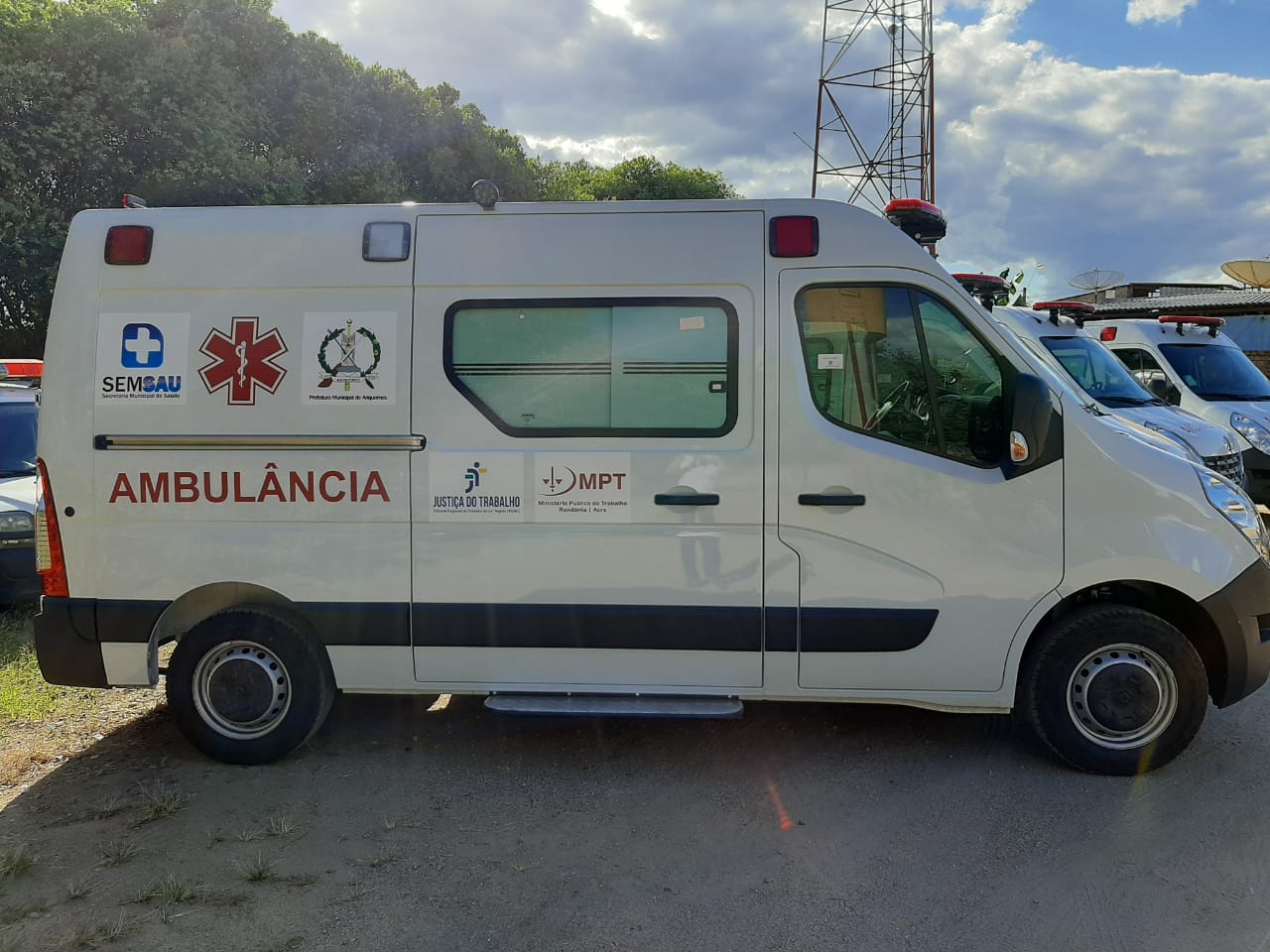 Ambulâncias são entregues para reforçar o combate à Covid-19