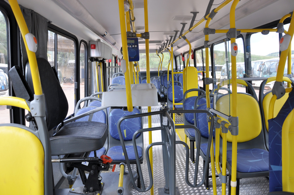 imagem interna ilustrativa de um ônibus vazio 
