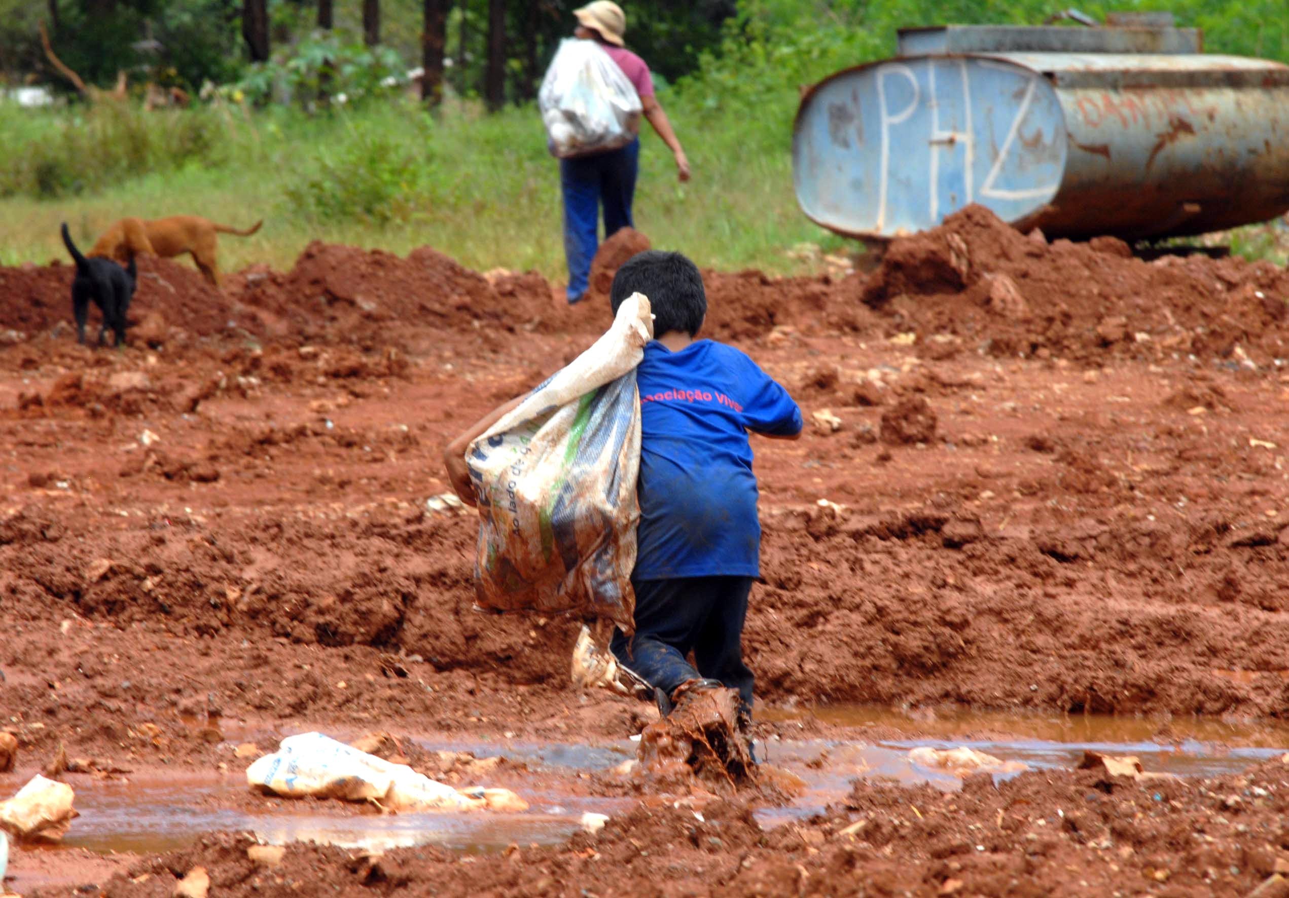 Criança saindo do Lixão da Cidade Estrutural, DF-BR