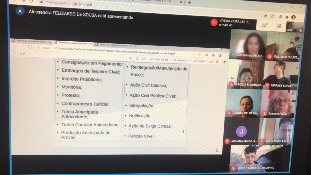 pessoas participando de curso telepresencial com conteúdo na tela