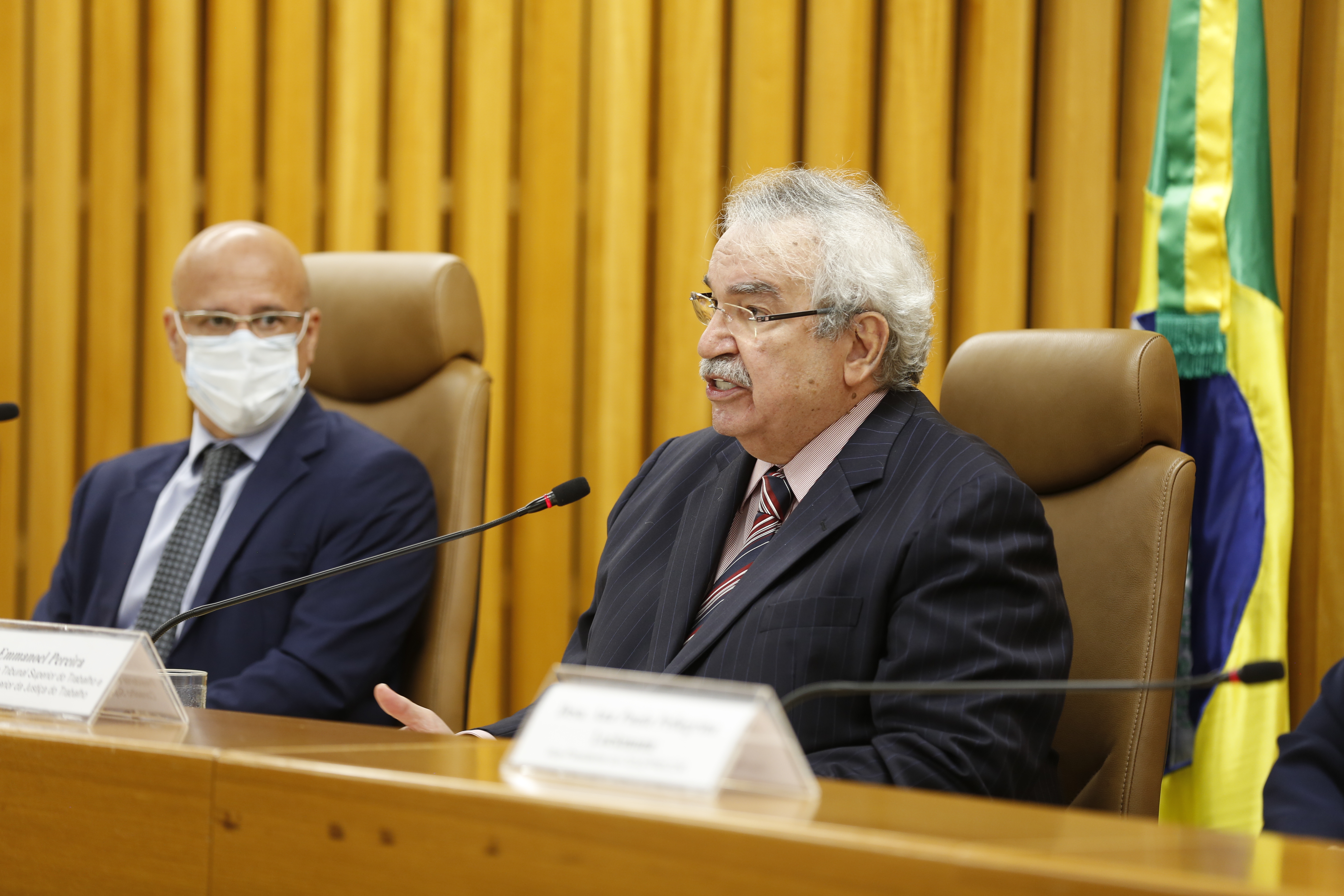 Ministro Emmanoel Pereira ao lado do presidente do Coleprecor e do TRT da 17ª Região (ES), desembargador Marcello Maciel Mancilha. (Foto: Barbara Cabral).