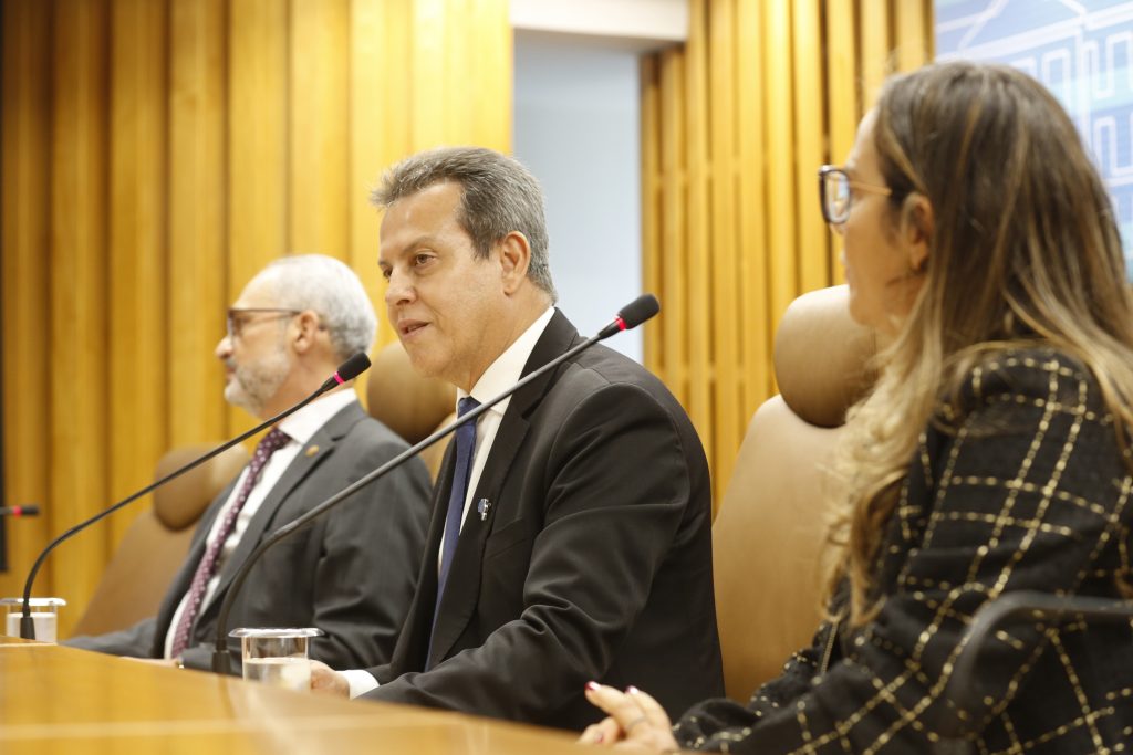 Ministro TST Amaury Rodrigues Pinto (centro), desembargadora Maria Cesarineide Lima, presidente do TRT-14 (RO/AC) e o desembargador Paulo Pimenta, do TRT-18 (GO)