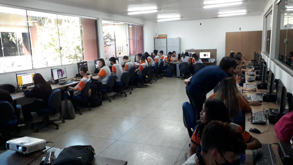 Crianças da Escola Brasília de Porto Velho participam da imersão no laboratório de informática