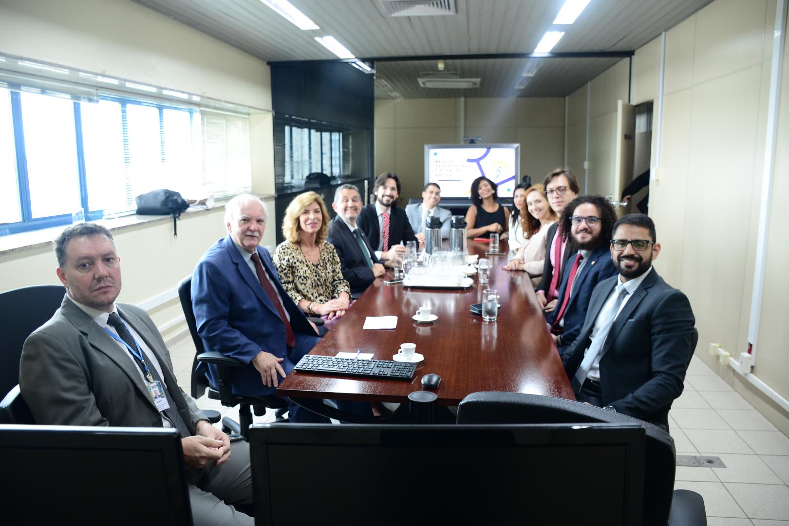 A imagem mostra um grupo de magistrados e servidores durante reunião em uma sala do TRT-14.