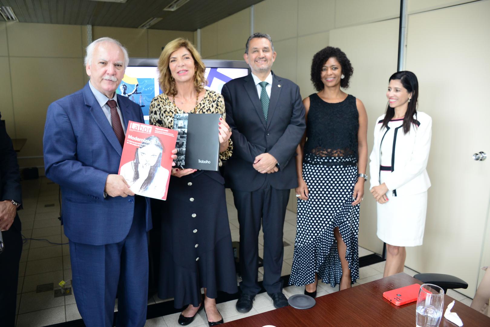 A imagem mostra o presidente do TRT-14 com magistrados do tribunal e do MPT/BSB