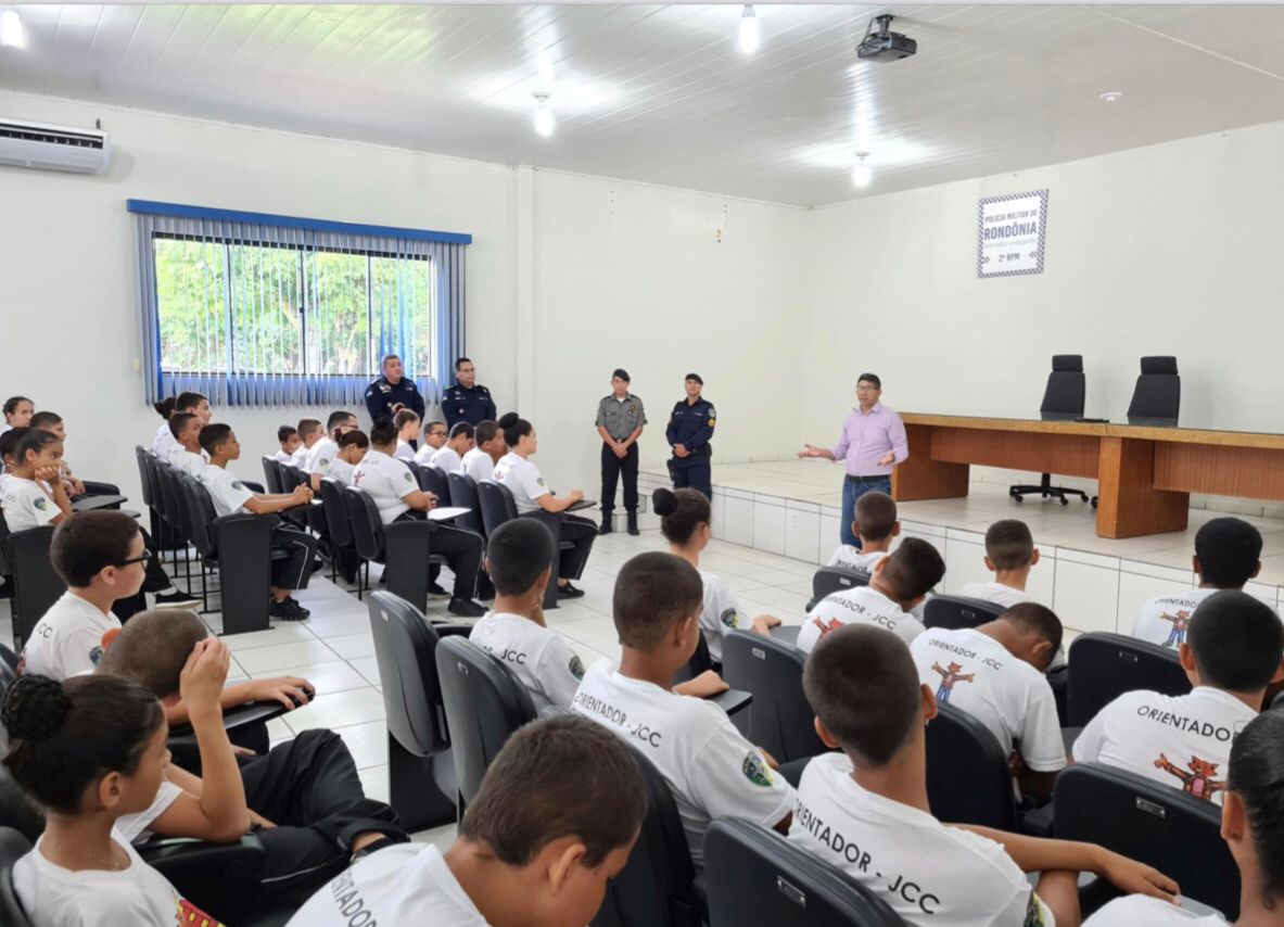 A imagem mostra estudantes assistindo a uma palestra educativa, sobre Trabalho Infantil