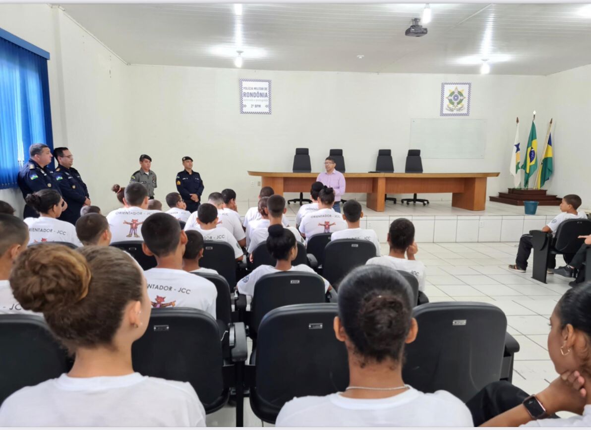 A imagem mostra estudantes assistindo a uma palestra educativa, sobre Trabalho Infantil