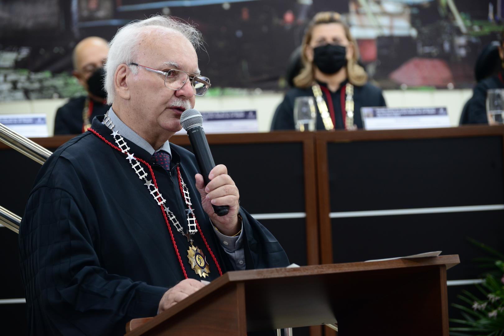 A imagem mostra o desembargador Osmar J. Barneze durante sessão do Pleno.