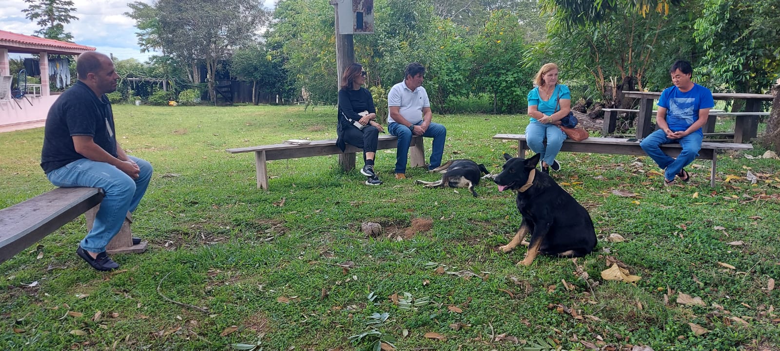 A imagem mostra a visita da equipe da VT de Colorado do Oeste no pátio da Agroindústria Pescados.