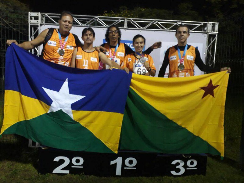 Foto dos servidores (as) do TRT-14 segurando as bandeiras dos estados de Rondônia e Acre.