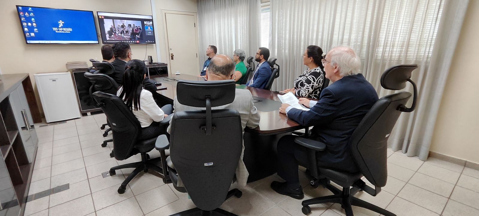 A foto mostra magistrados e servidores durante reunião virtual 