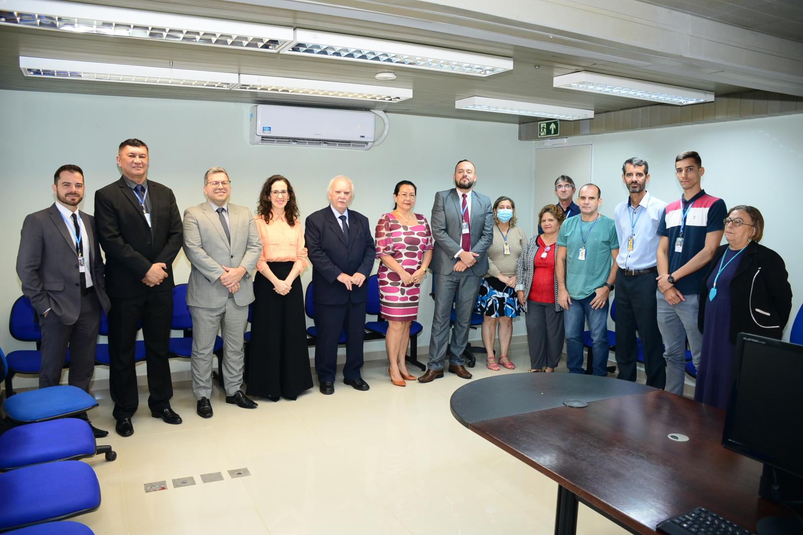 A foto mostra magistrados (a) e servidores (as) em reunião em uma sala 