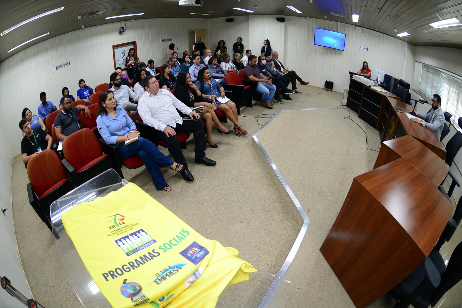 A foto mostra o auditório do TRT-14 lotado durante reunião de alinhamento