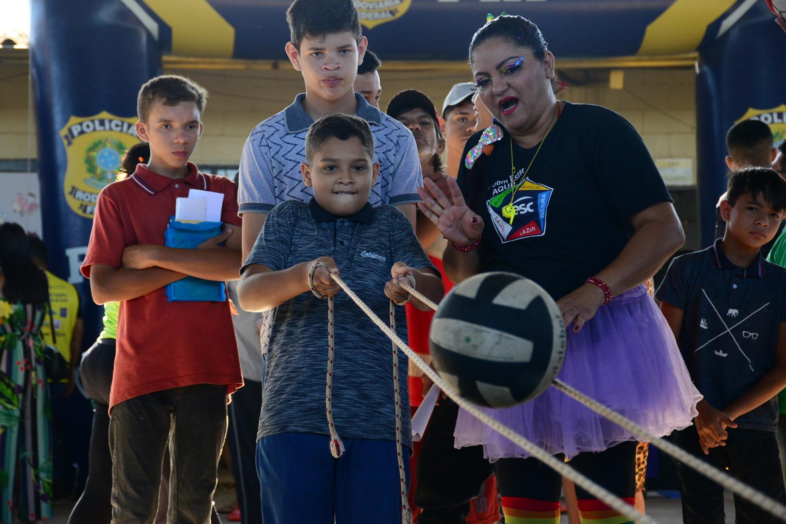 A imagem mostra crianças se divertindo com a equipe de animação do SESC.