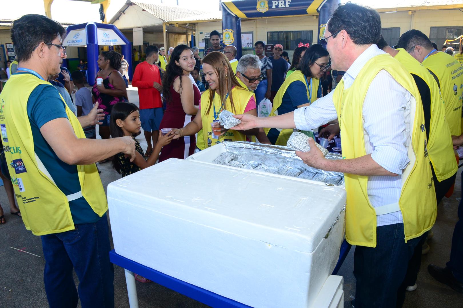 A imagem mostra a distribuição de lanche.