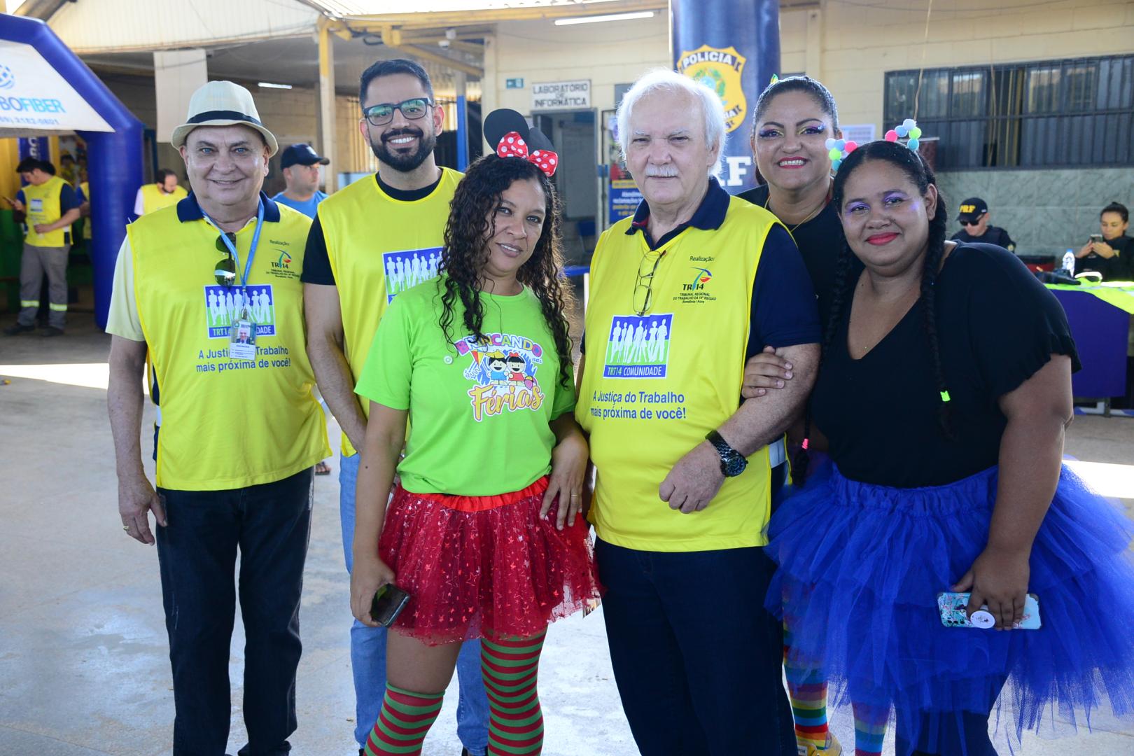 A imagem mostra o presidente do TRT-14 e servidores com a equipe de animação. 