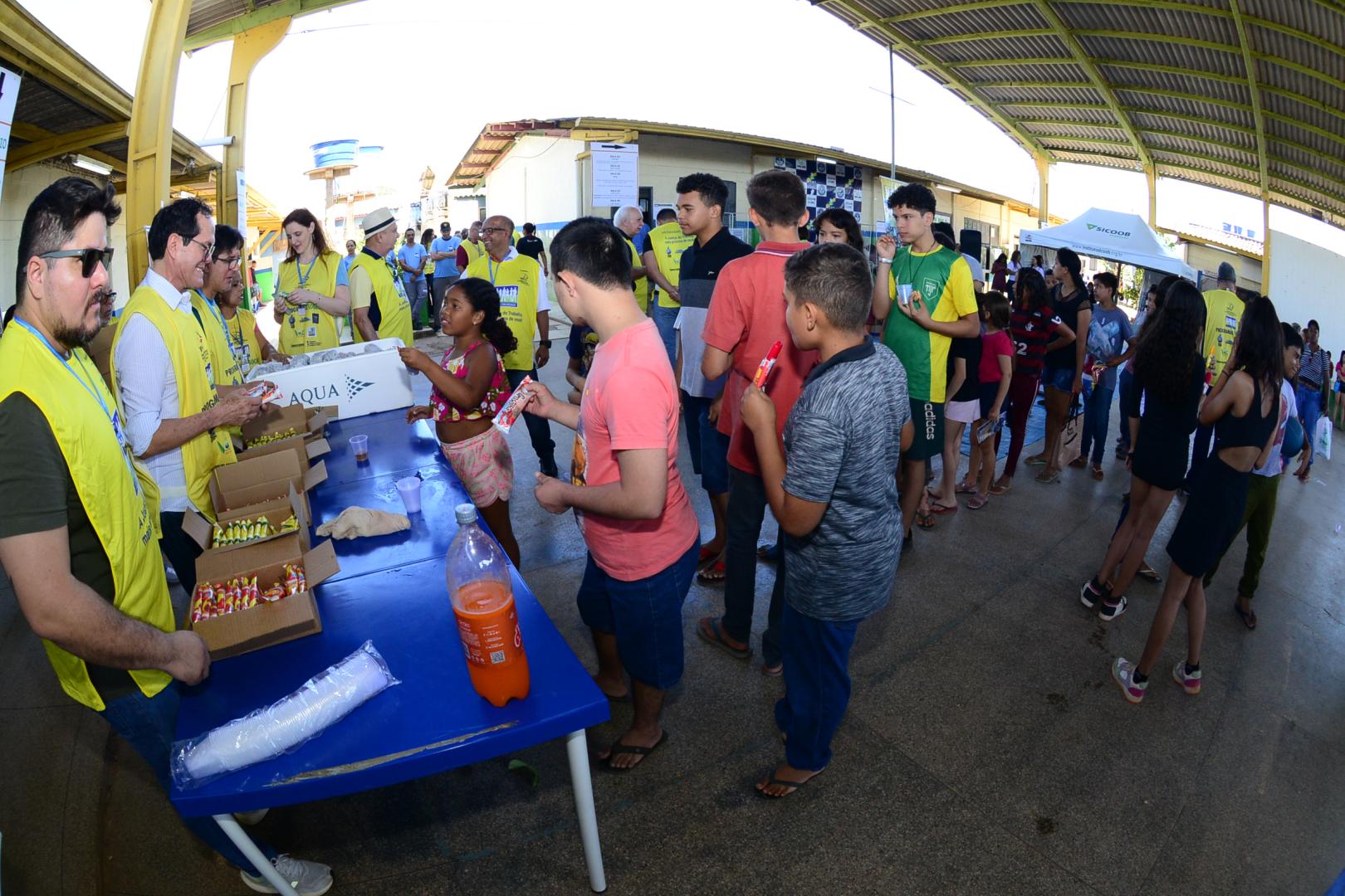 A imagem mostra a distribuição de cachorro quente. 