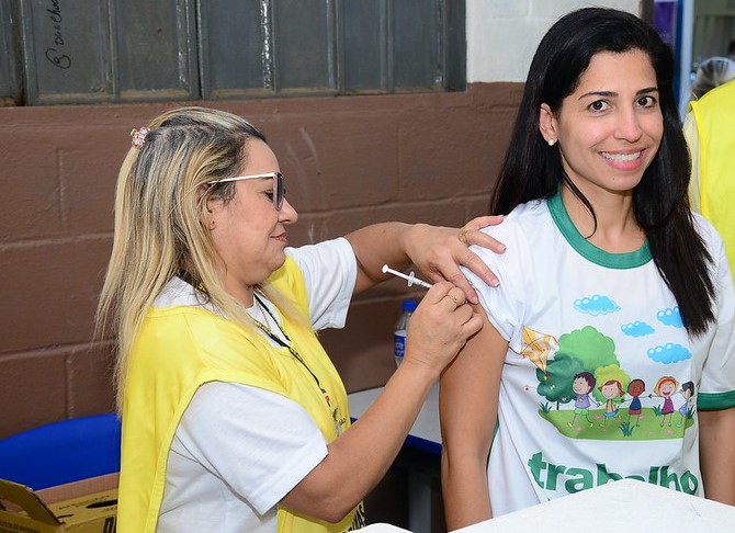 A foto mostra a juiza Soneane Raquel Dias Loura recebendo vacinação