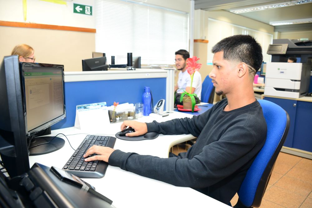 A foto mostra um adolescente trabalhando 