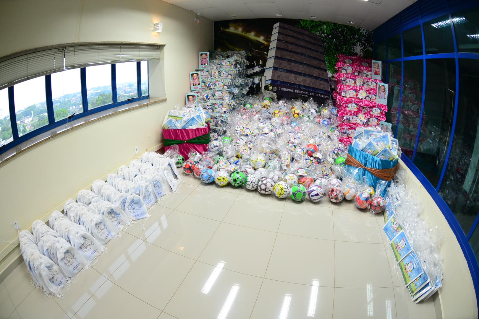 Entrega dos brinquedos à equipe de trabalho