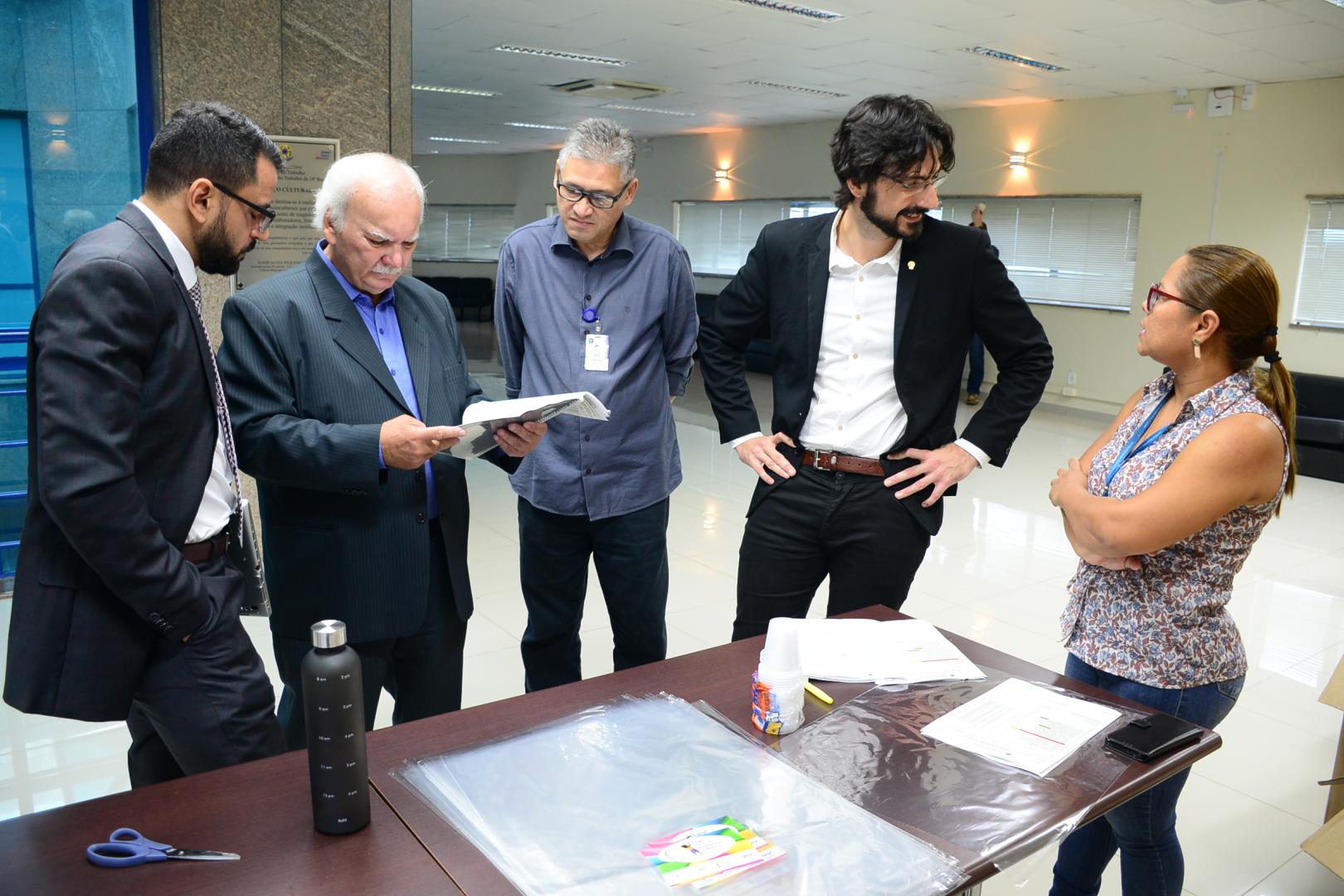 Entrega dos brinquedos à equipe de trabalho