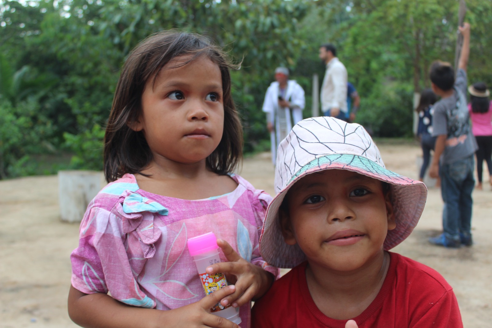 Imagem mostra crianças indígenas da Aldeia Shane Kaya.