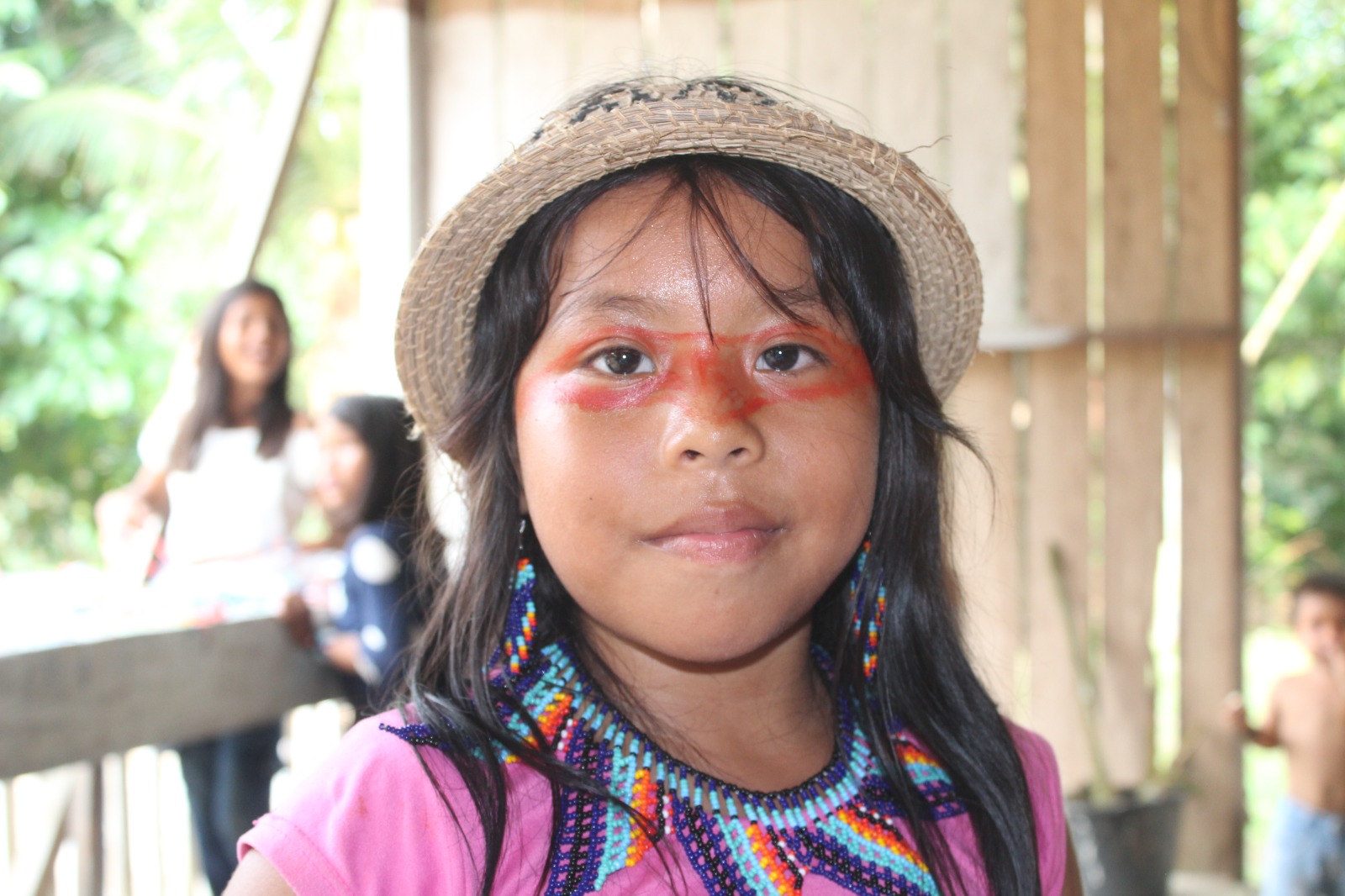 A imagem mostra uma criança indígena da Aldeia Shane Kaya.