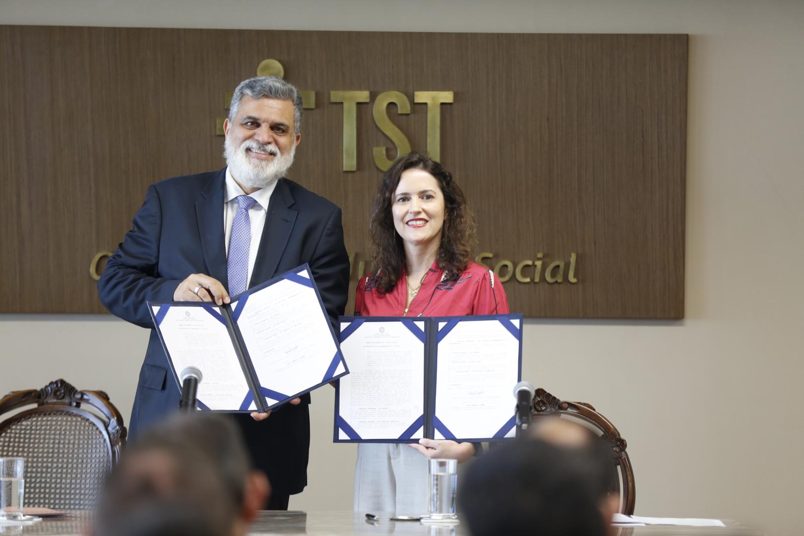 Ministro e a presidente da Enap posando para a foto com os termos de acordo em mãos. Presidente do TST e do CSJT, ministro Lelio Bentes Corrêa, e a presidente da Enap, Betânia Lemos. (Bárbara Cabral - Secom/TST)