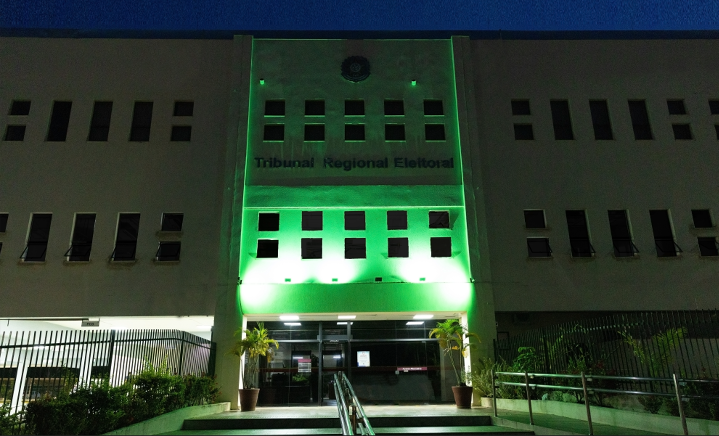 Prédio do Tribunal Regional Eleitoral de Rondônia com iluminação na cor verde em apoio a Campanha Abril Verde. 