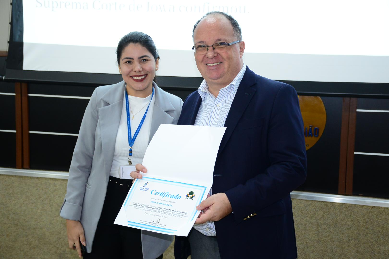 Foto do professor Jorge Alberto Araújo recebendo o certificado da Ejud-14.
