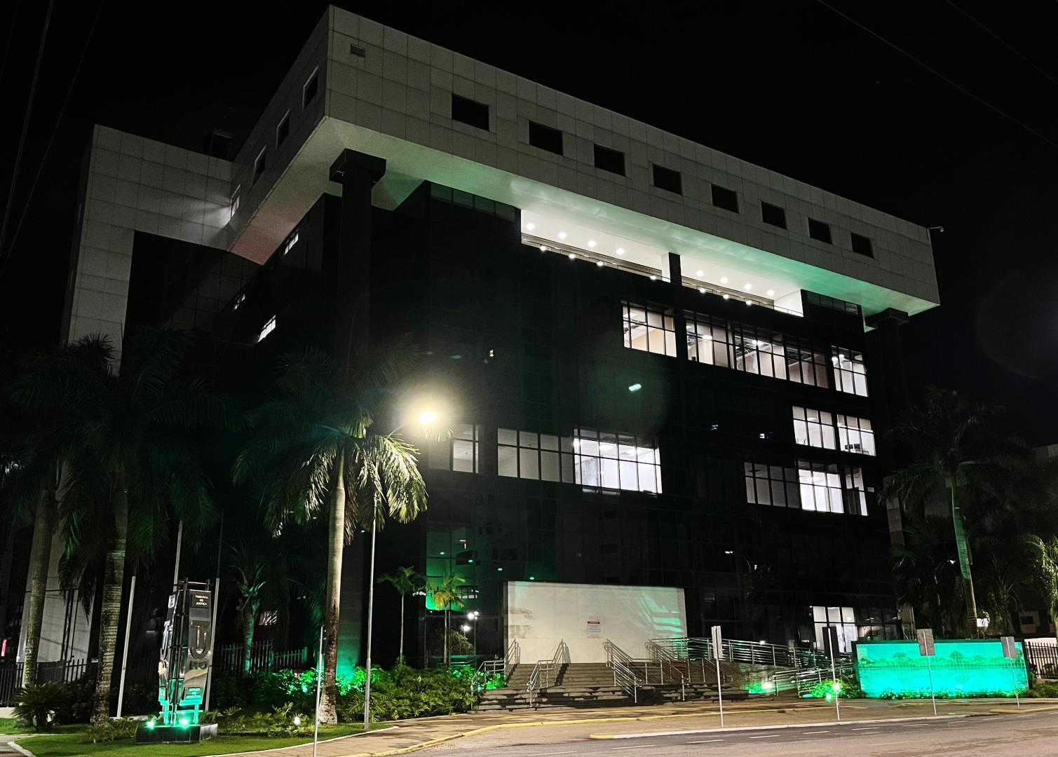 Prédio do Tribunal de Justiça de Rondônia com iluminação na cor verde, em apoio a Campanha Abril Verde.