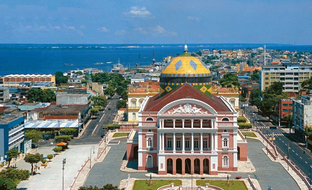 A imagem aérea mostra o Teatro Amazonas em Manaus/AM.