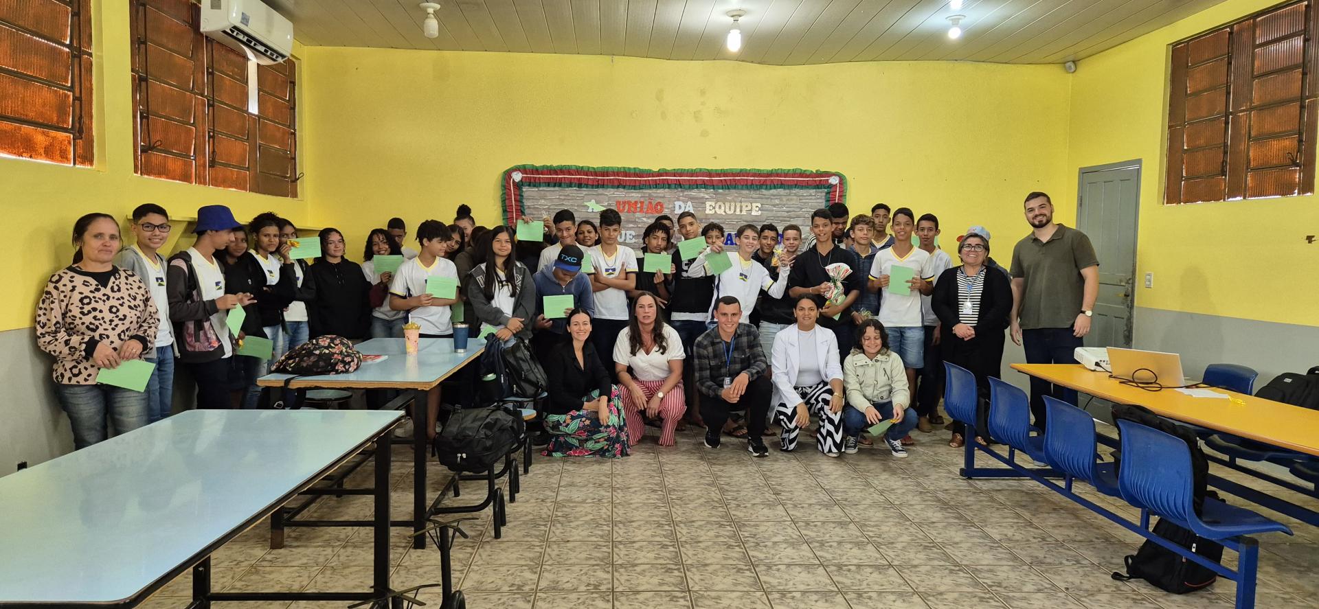 Turma reunida para palestras sobre o trabalho infantil, aprendizagem e estágio