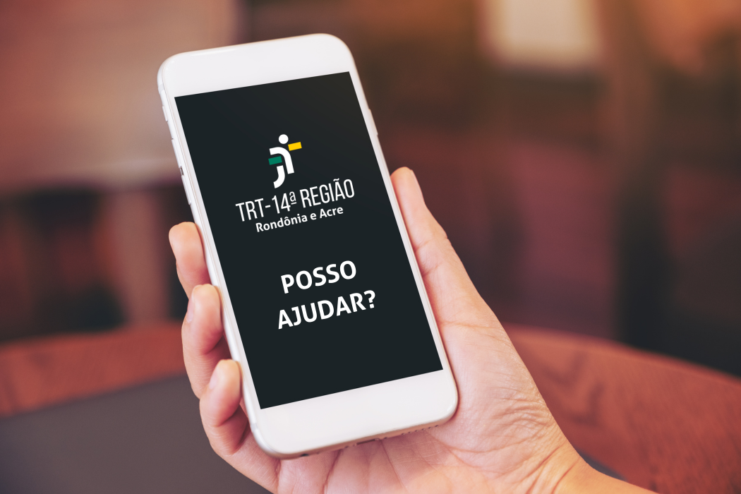 imagem de uma mão segurando um celular que na tela aparece o logotipo do TRT-14 e a pergunta "posso ajudar?"